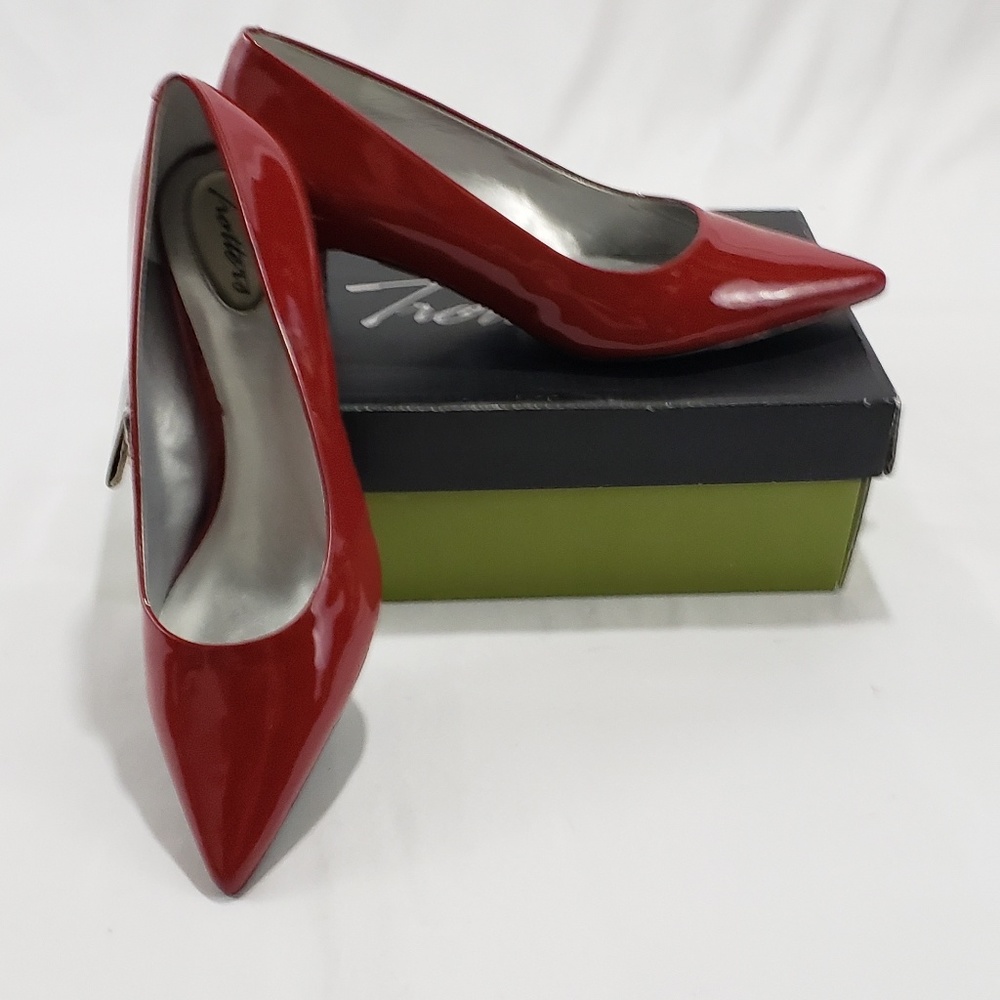 NIB Trotters Paulina Red Patent Leather Heel Shoes